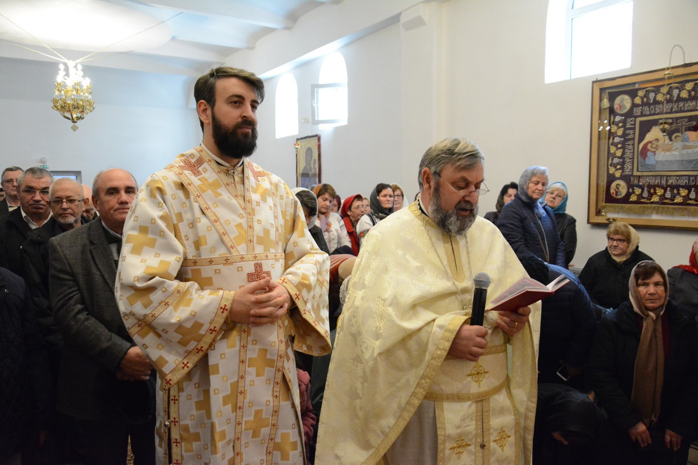 Foto: Flavius Popa Liturghie arhierească în locașul de cult amenajat într-o fostă centrală termică
