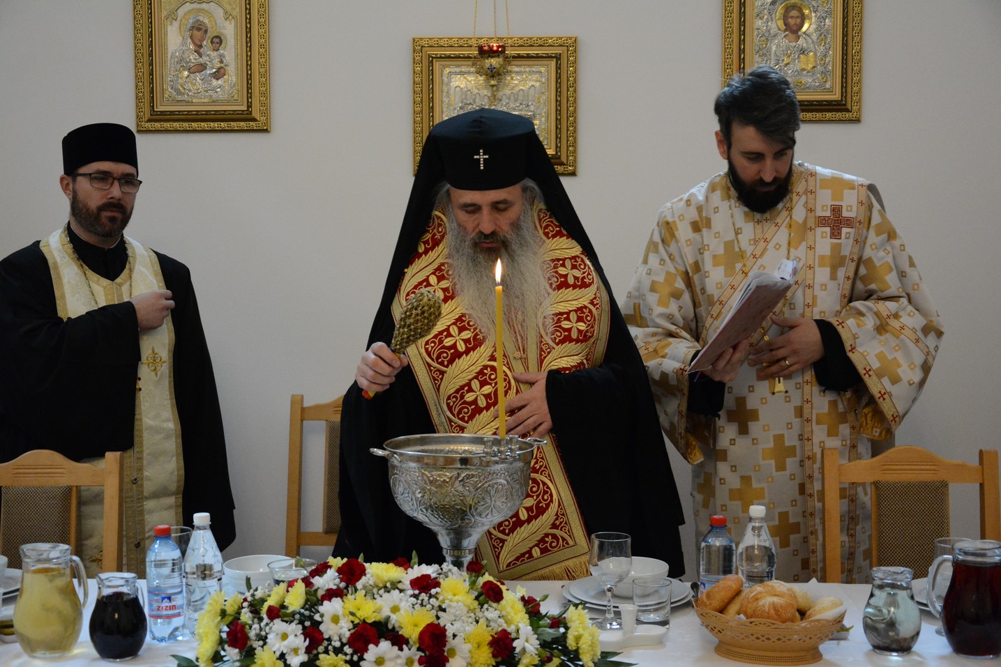 Foto: Flavius Popa Liturghie arhierească în locașul de cult amenajat într-o fostă centrală termică