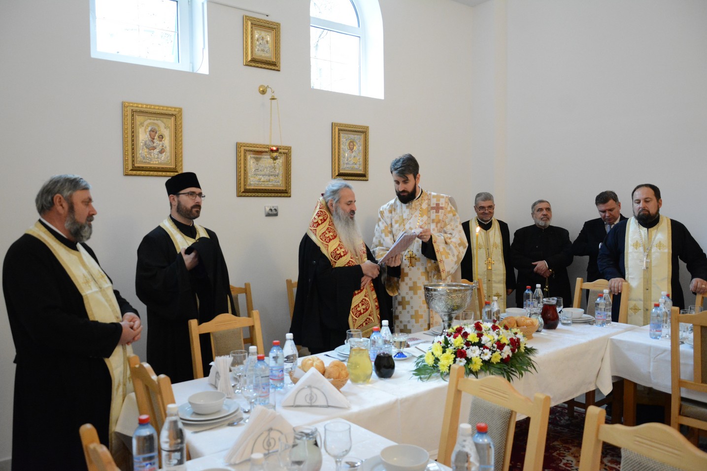Foto: Flavius Popa Liturghie arhierească în locașul de cult amenajat într-o fostă centrală termică