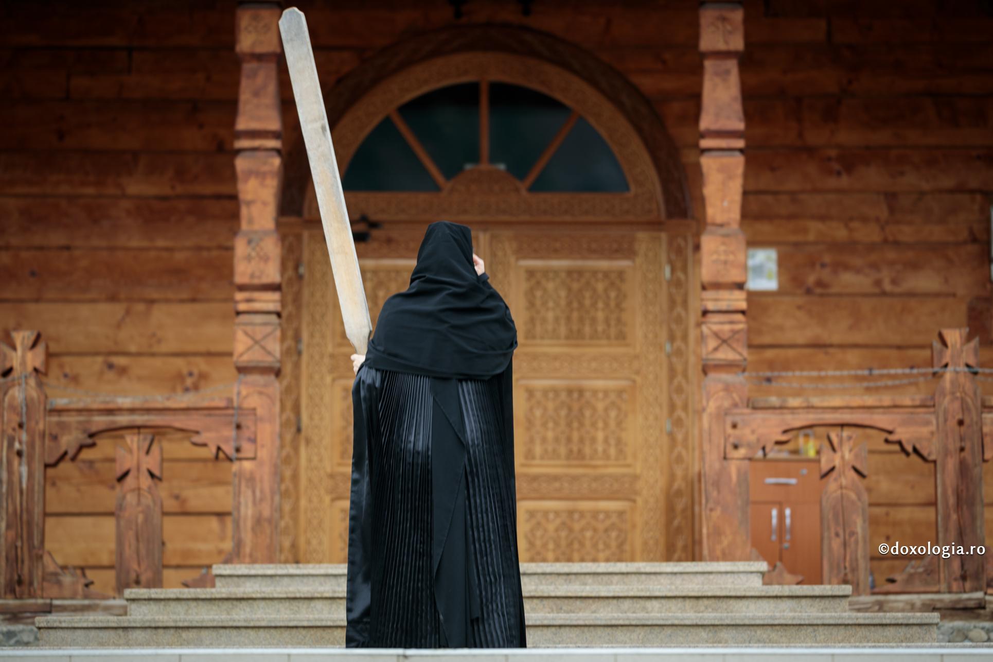 maică bătând toaca mică