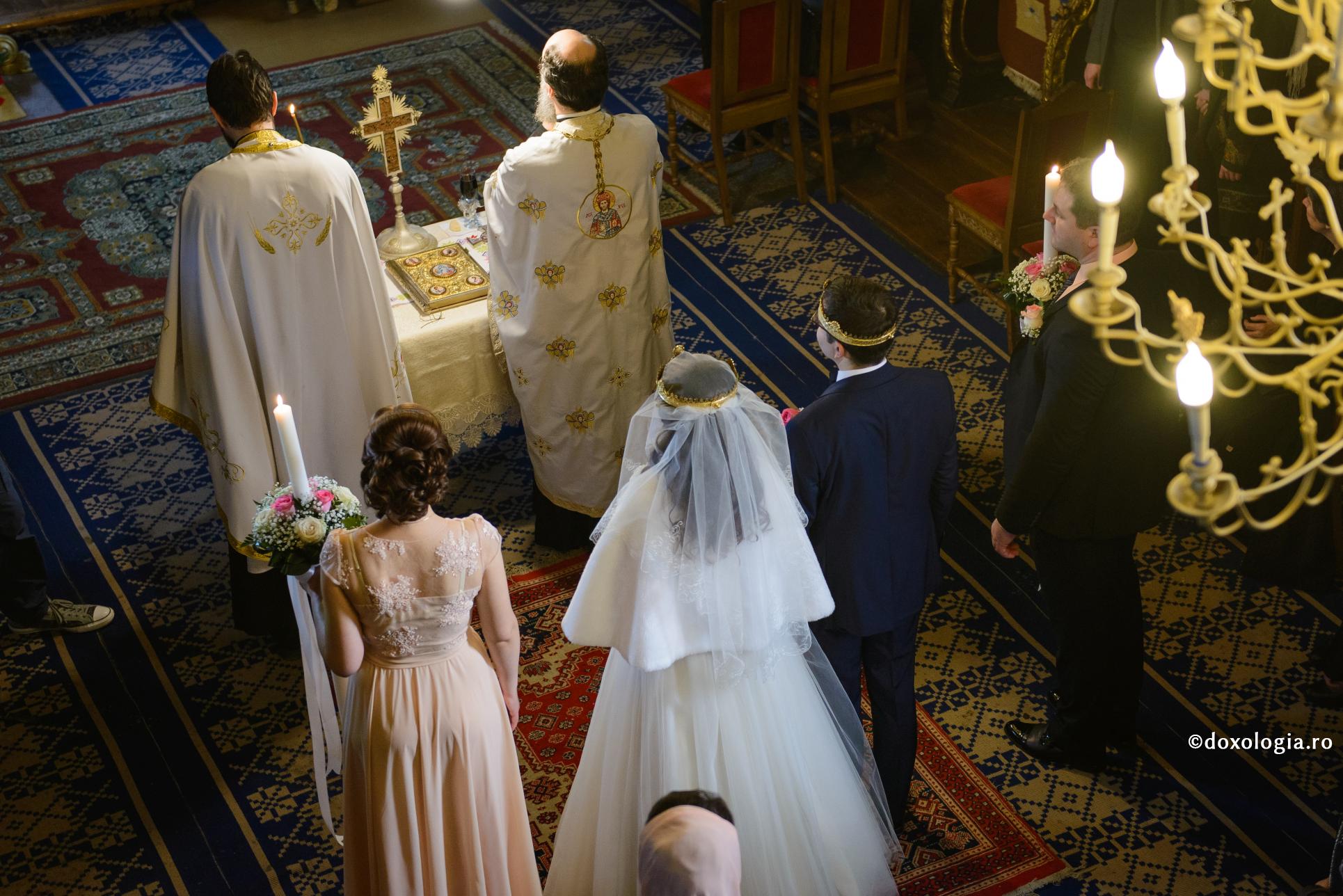Prin Taina Cununiei, soții primesc darul de a întemeia biserica din casă / Foto: Oana Nechifor cununie religioasă