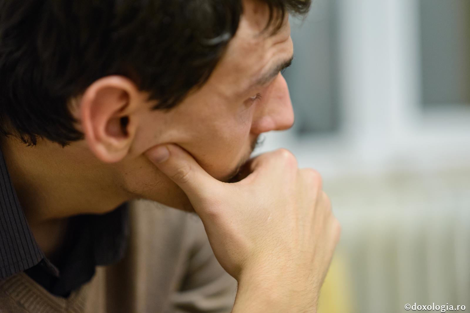Ce-i de făcut când soții nu se înțeleg? / Foto: Oana Nechifor bărbat cu mâna la gură