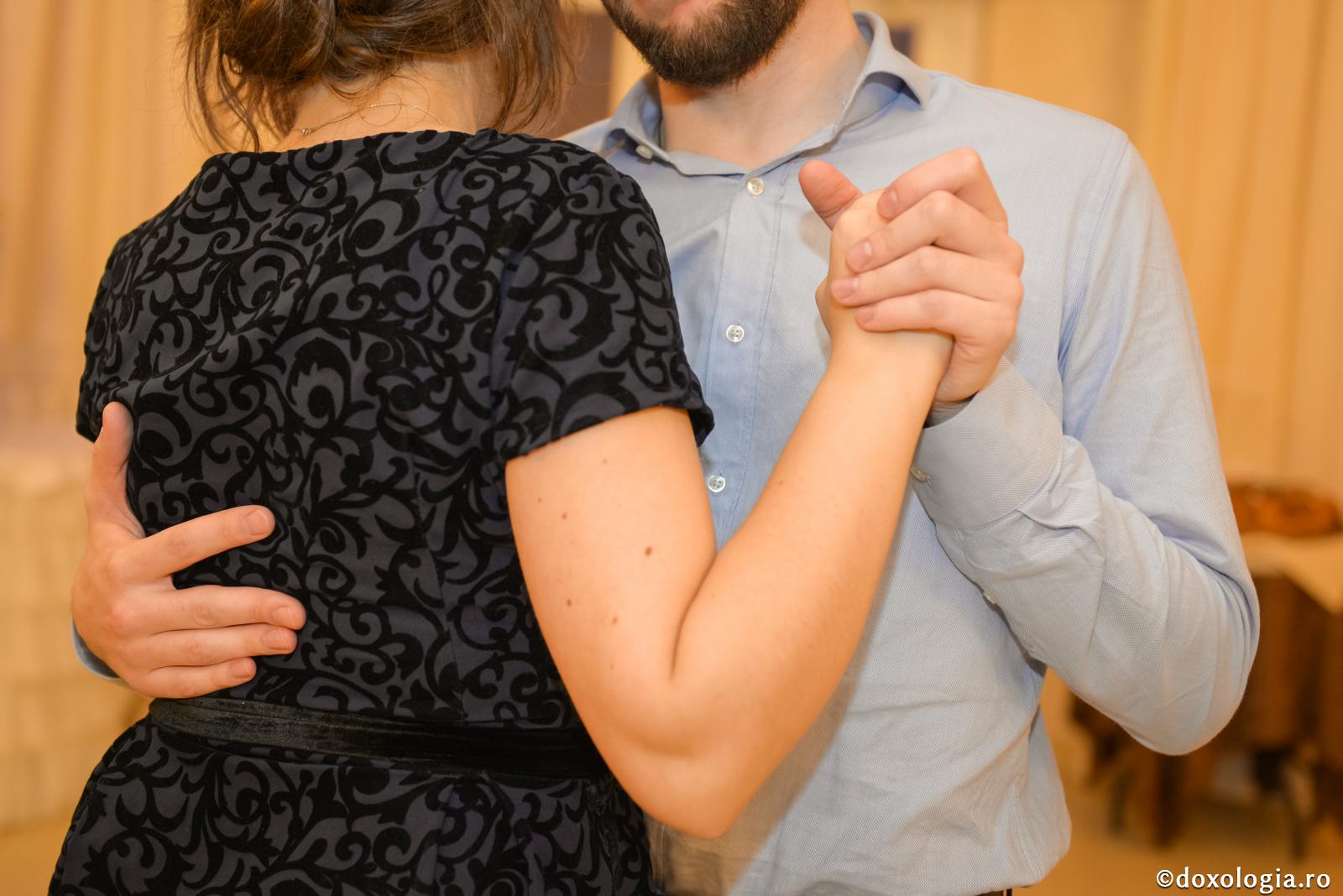 Tinerii trebuie să cultive atracția sexuală la timpul cuvenit