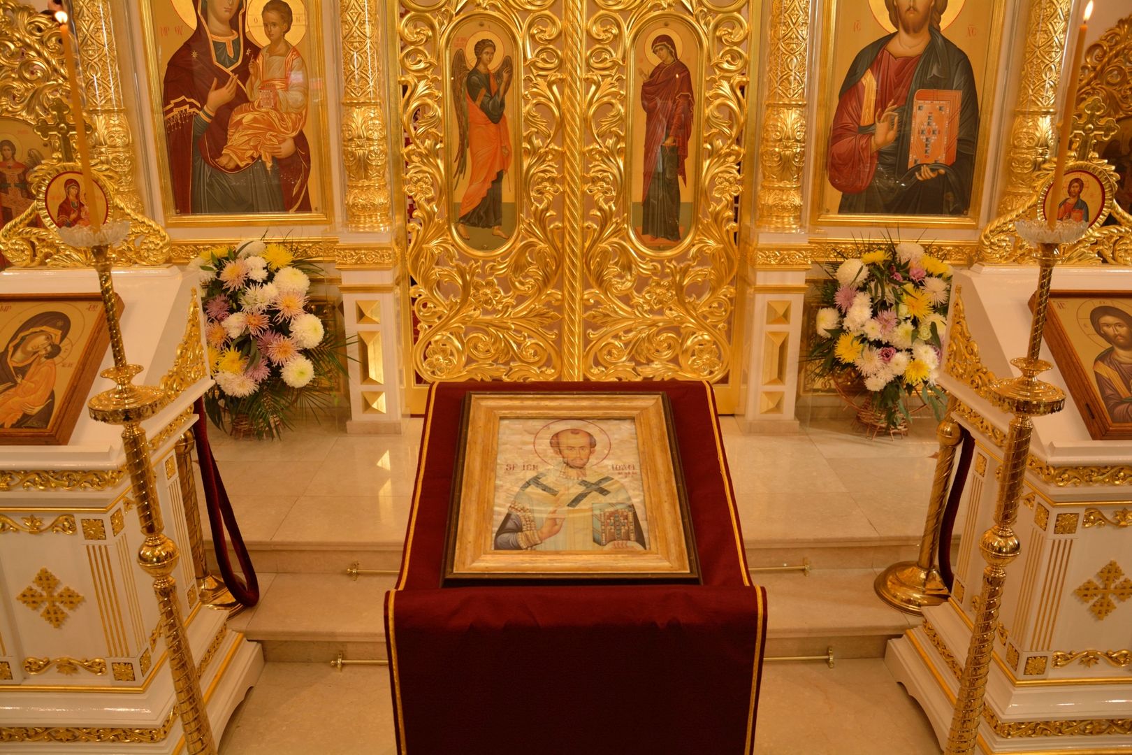 Paraclisul Catedralei Naționale: Racla cu moaștele Sfântului Ioan Gură de Aur a fost așezată spre închinare