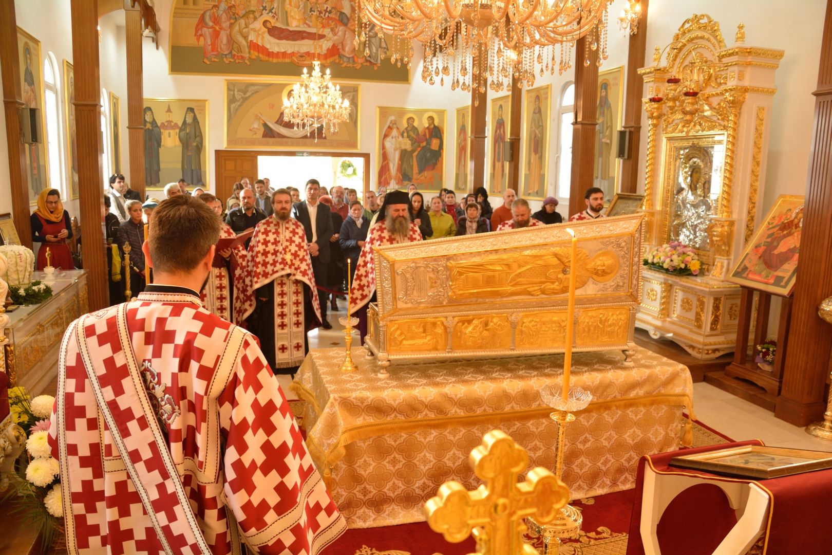 Paraclisul Catedralei Naționale: Racla cu moaștele Sfântului Ioan Gură de Aur a fost așezată spre închinare