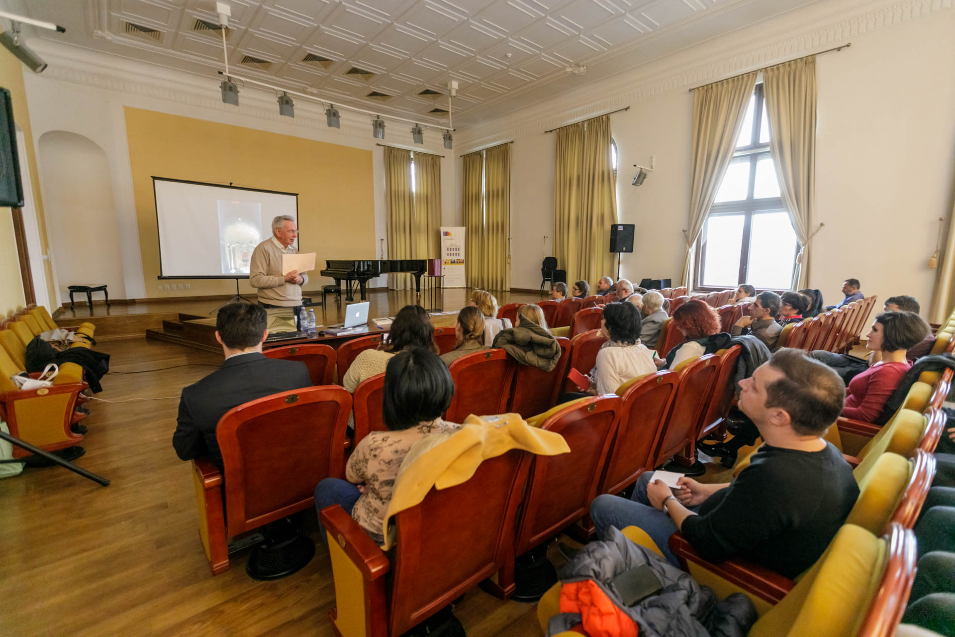 Foto: pr. Silviu Cluci Simpozionul Internațional „Anastasis. Artă și Cultură Medievală între Orient și Occident”, la final