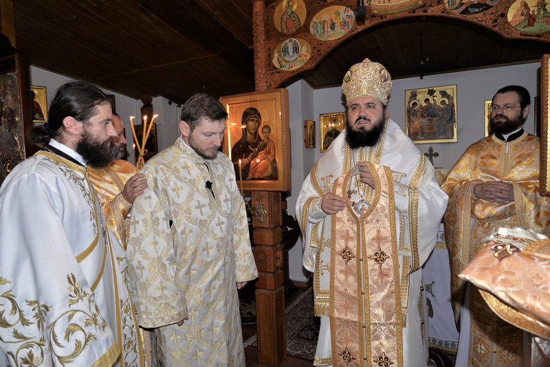 Un nou slujitor al Altarului, hirotonit de PS Atanasie de Bogdania Un nou slujitor al Altarului, hirotonit de PS Atanasie de Bogdania