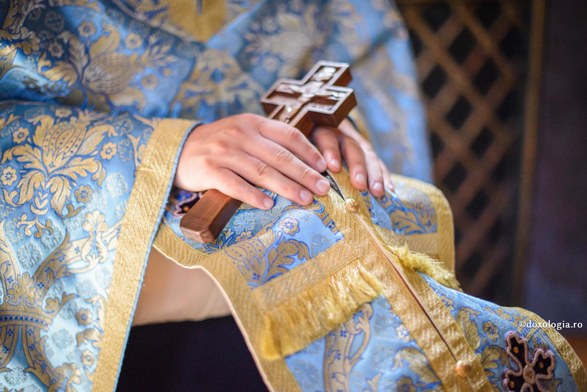 preot cu epitrahilul pe capul unui credincios