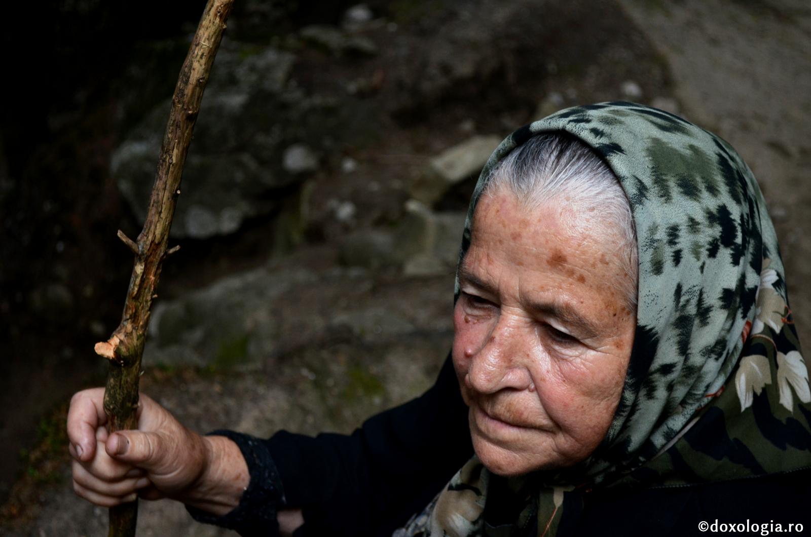 Faceţi-i o bucurie cât de mică, aşa, cât un „bip” de celular