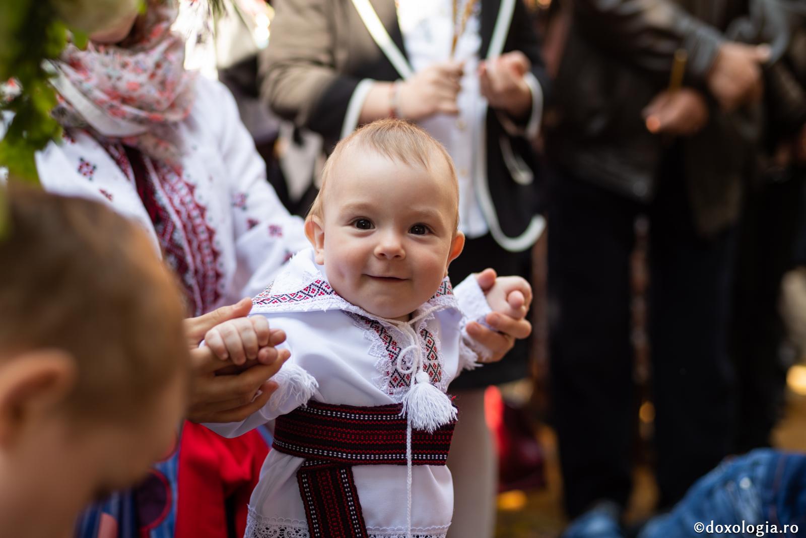 bebeluș în costum popular