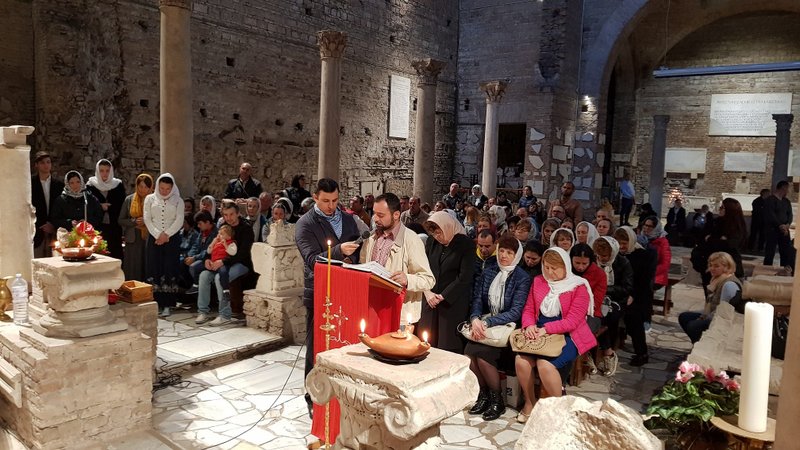 Slujire ortodoxă în Catacombele Sfintei Domitila din Roma