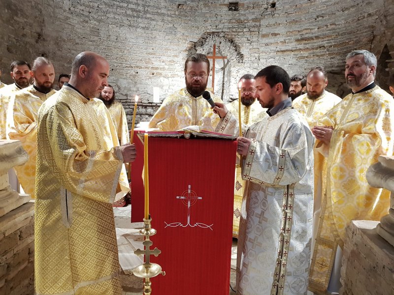 Slujire ortodoxă în Catacombele Sfintei Domitila din Roma