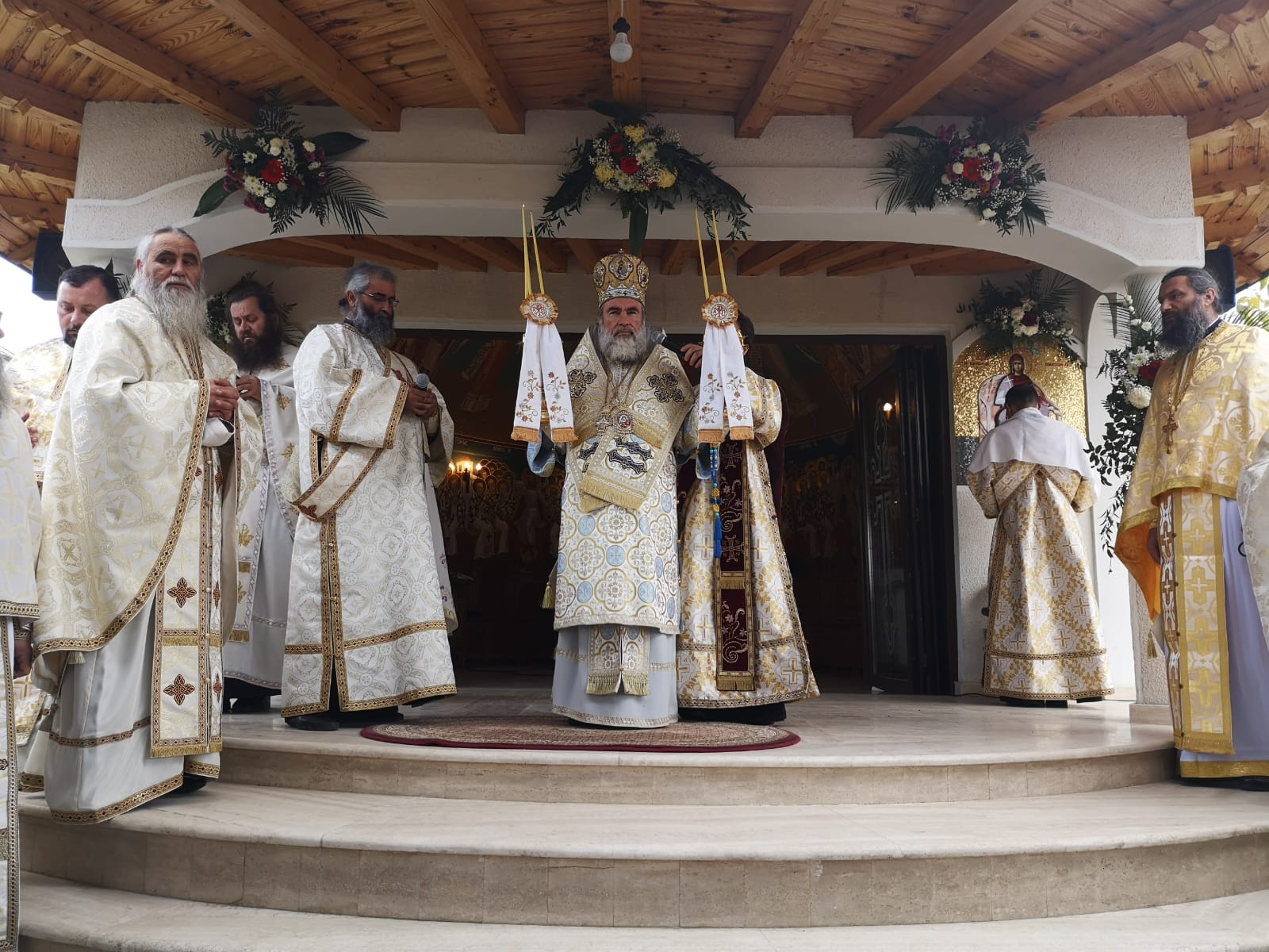Liturghie arhierească la Mănăstirea Runc Liturghie arhierească la Mănăstirea Runc