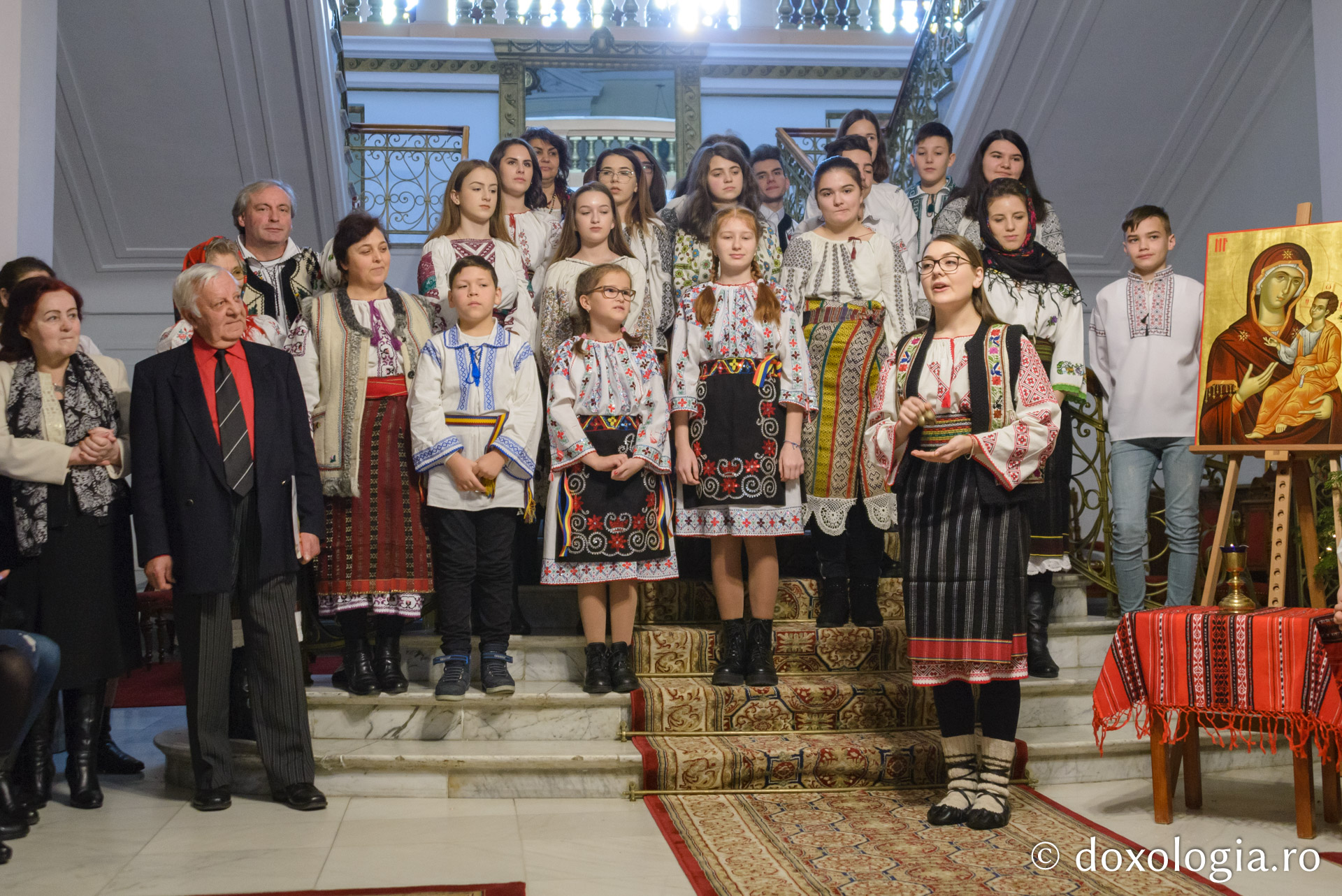 Parohia Sfântul Haralambie din Tg. Neamț – Colindători la Reședința Mitropolitană 2019
