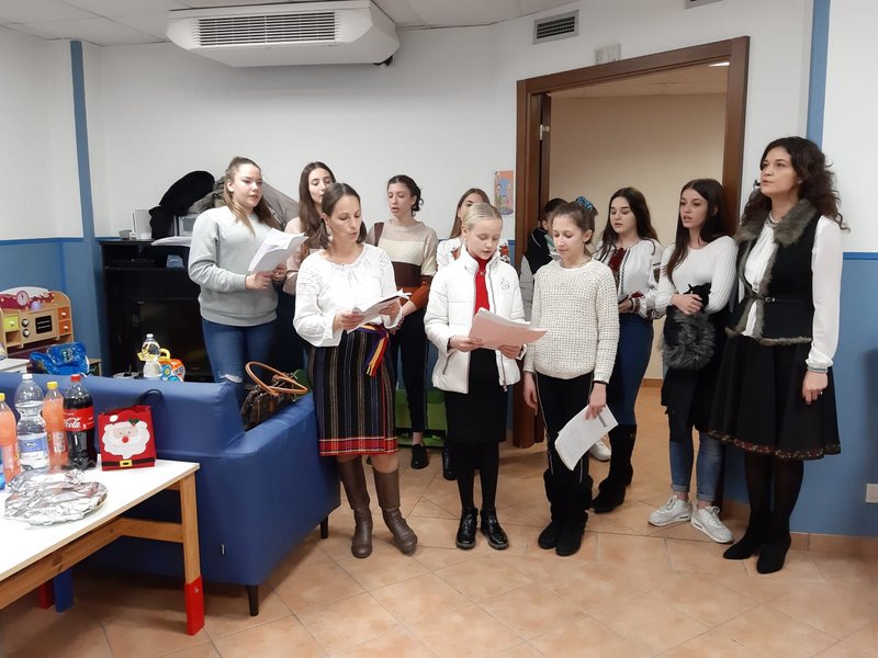 Colindători de la Paraclisul „Adormirea Maicii Domnului” din Roma, în vizită la copiii din spitalul Bambino Gesu