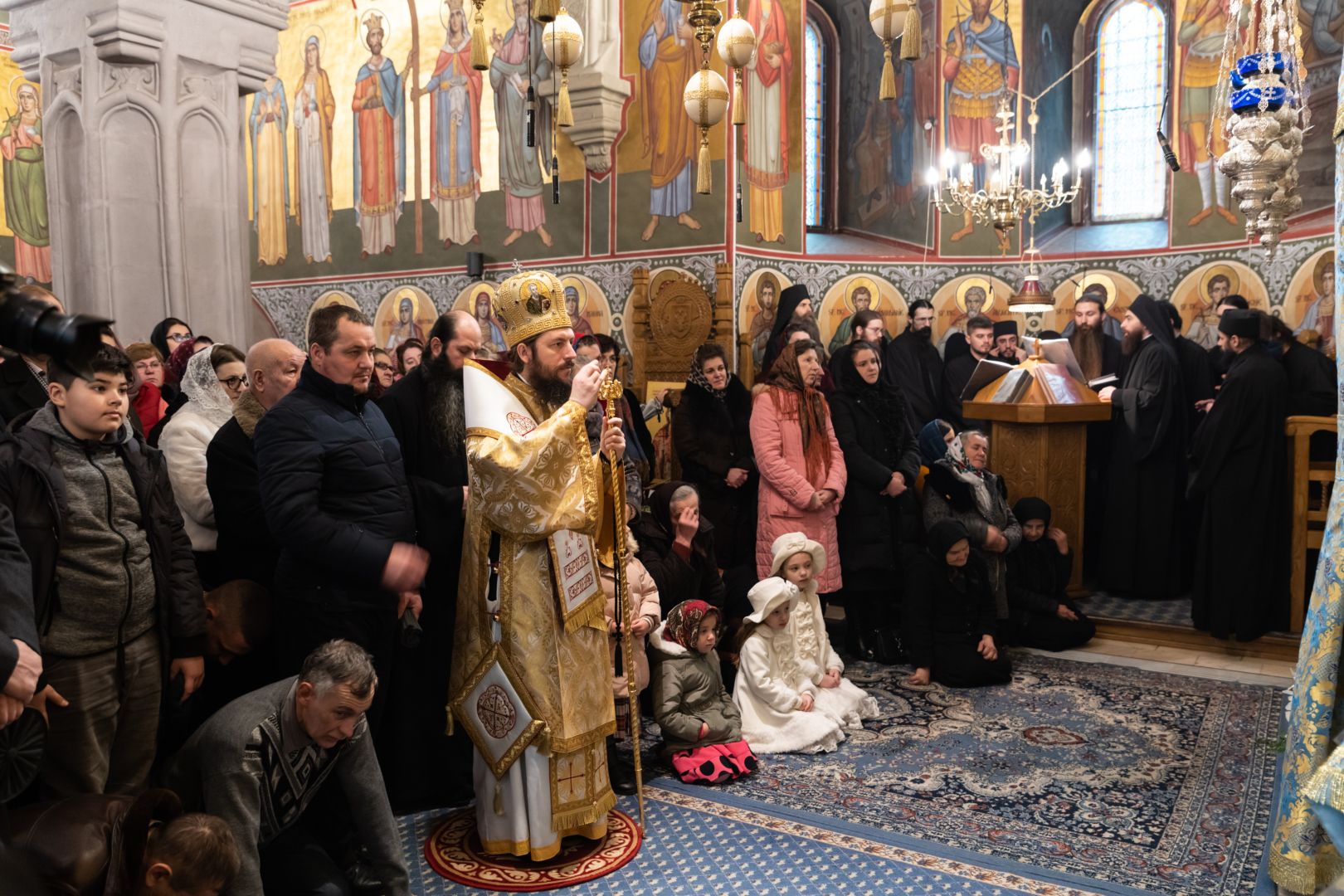 Slujire arhierească și concert de colinde în a treia zi de Crăciun la Mănăstirea Putna Slujire arhierească și concert de colinde în a treia zi de Crăciun la Mănăstirea Putna