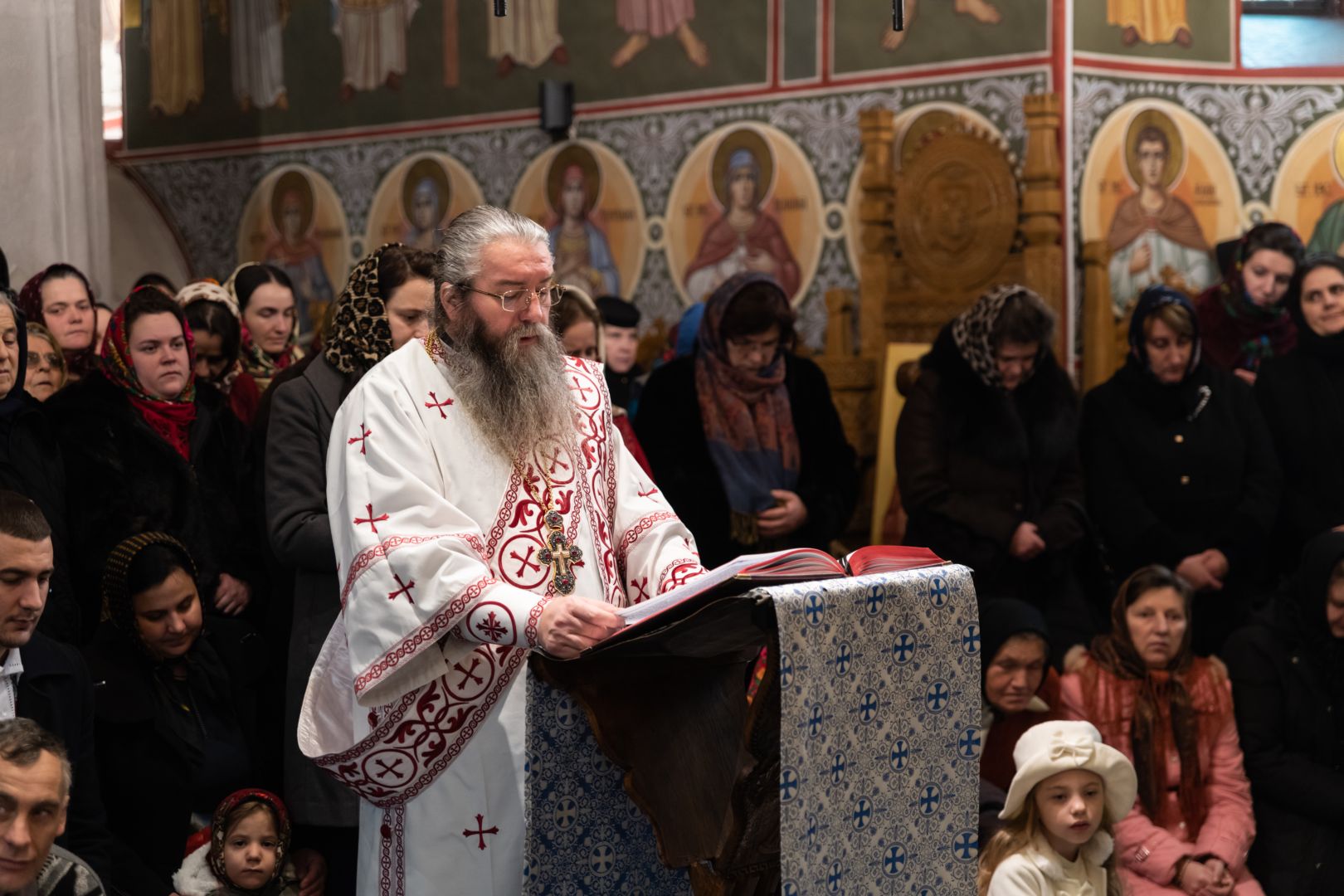 Slujire arhierească și concert de colinde în a treia zi de Crăciun la Mănăstirea Putna Slujire arhierească și concert de colinde în a treia zi de Crăciun la Mănăstirea Putna
