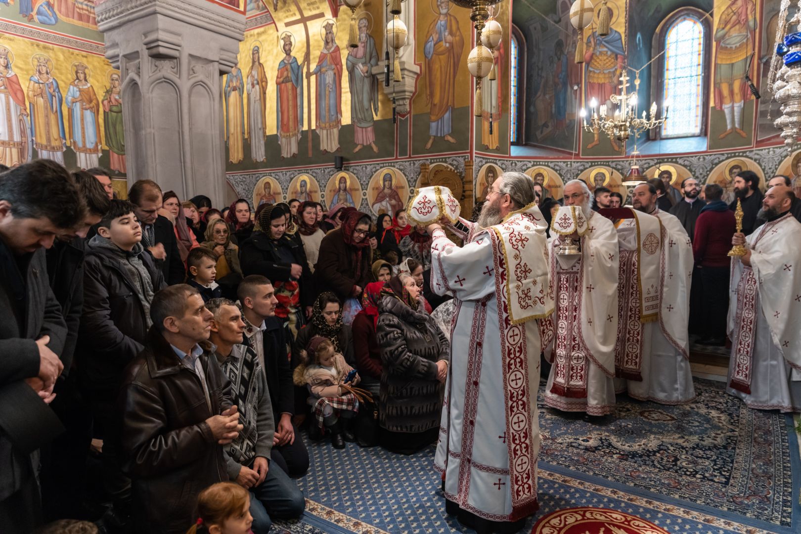 Slujire arhierească și concert de colinde în a treia zi de Crăciun la Mănăstirea Putna Slujire arhierească și concert de colinde în a treia zi de Crăciun la Mănăstirea Putna