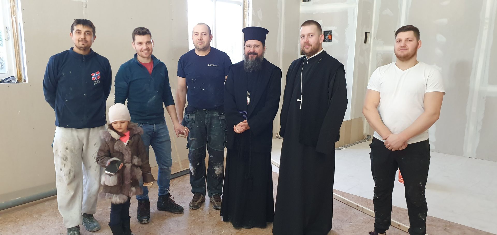 PS Macarie: „Nu vă lăsați gârboviți de telefoane și tablete! Ridicați privirea din ecran, din acest cer virtual care vă orbește sufletește!”