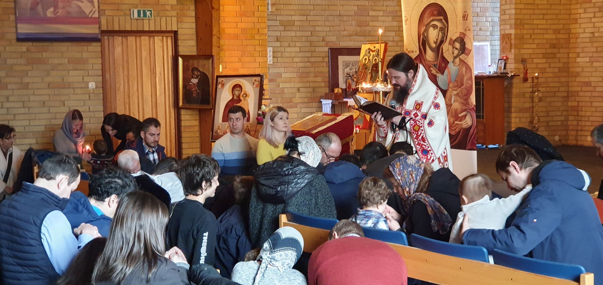 PS Macarie: „Nu vă lăsați gârboviți de telefoane și tablete! Ridicați privirea din ecran, din acest cer virtual care vă orbește sufletește!”