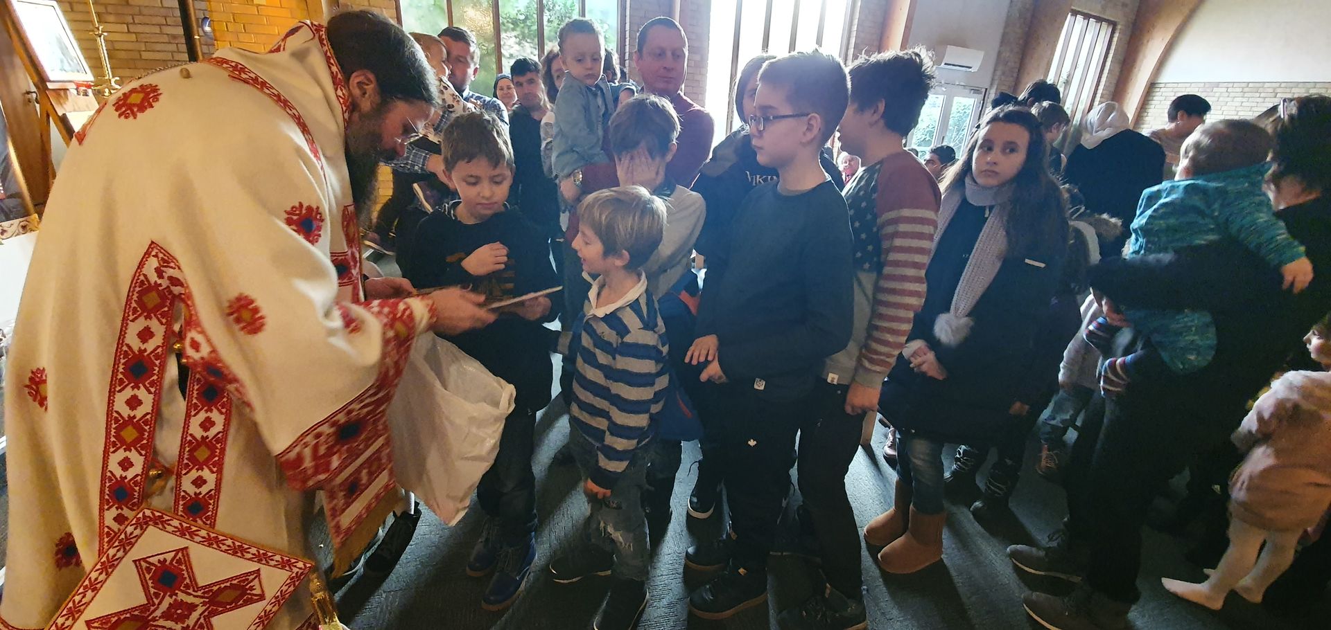 PS Macarie: „Nu vă lăsați gârboviți de telefoane și tablete! Ridicați privirea din ecran, din acest cer virtual care vă orbește sufletește!”