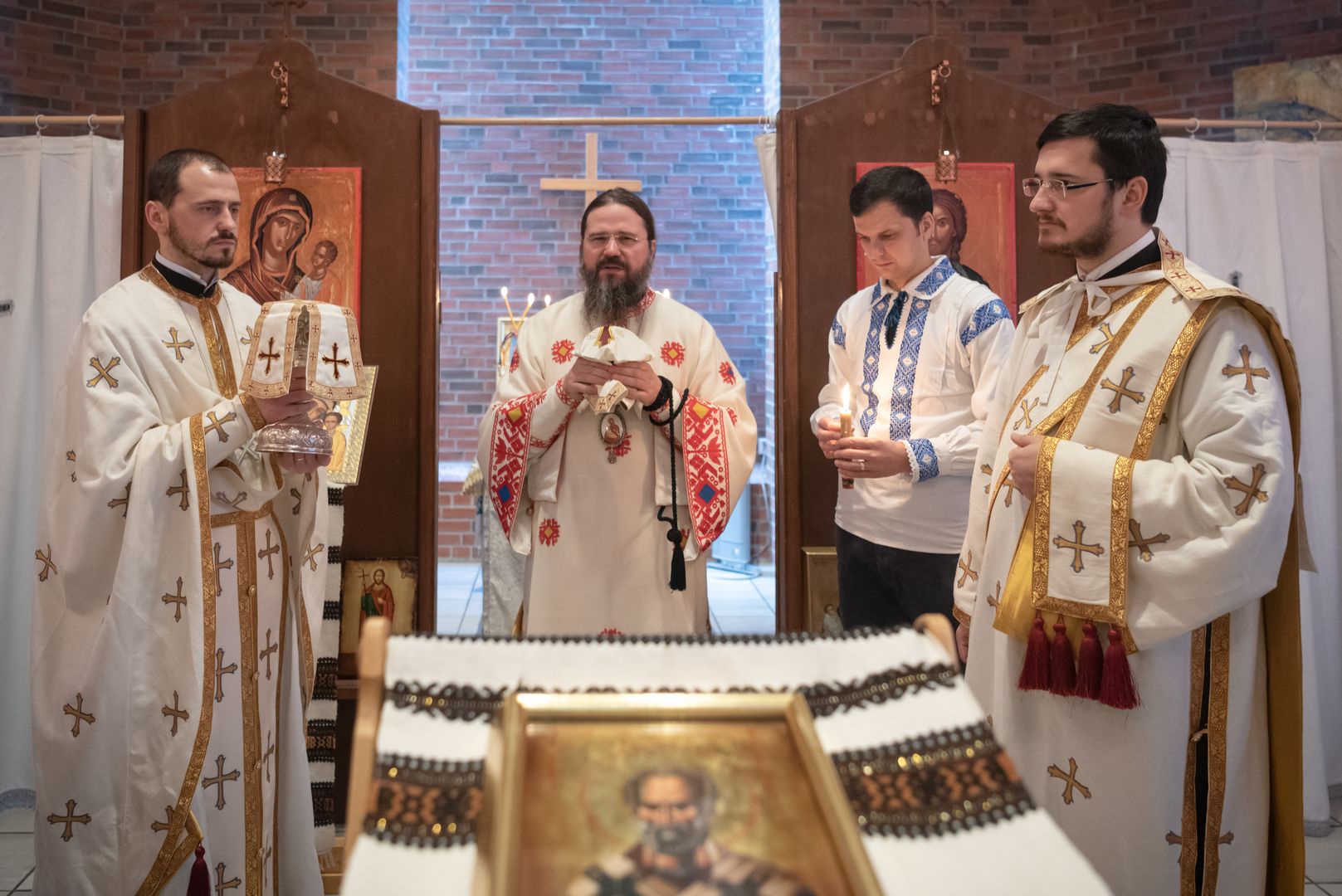 PS Macarie: „Nu vă lăsați gârboviți de telefoane și tablete! Ridicați privirea din ecran, din acest cer virtual care vă orbește sufletește!”