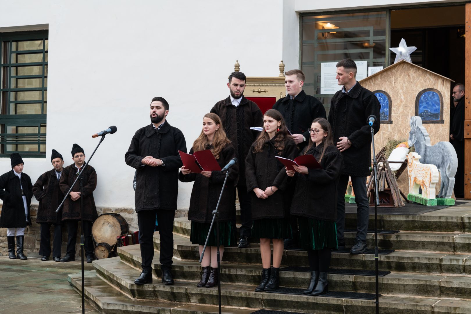 Slujire arhierească și concert de colinde în a treia zi de Crăciun la Mănăstirea Putna Slujire arhierească și concert de colinde în a treia zi de Crăciun la Mănăstirea Putna