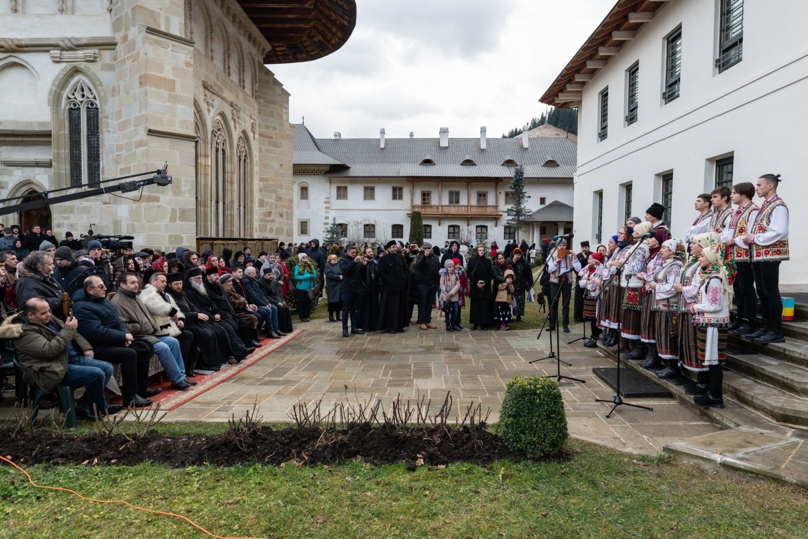Slujire arhierească și concert de colinde în a treia zi de Crăciun la Mănăstirea Putna Slujire arhierească și concert de colinde în a treia zi de Crăciun la Mănăstirea Putna