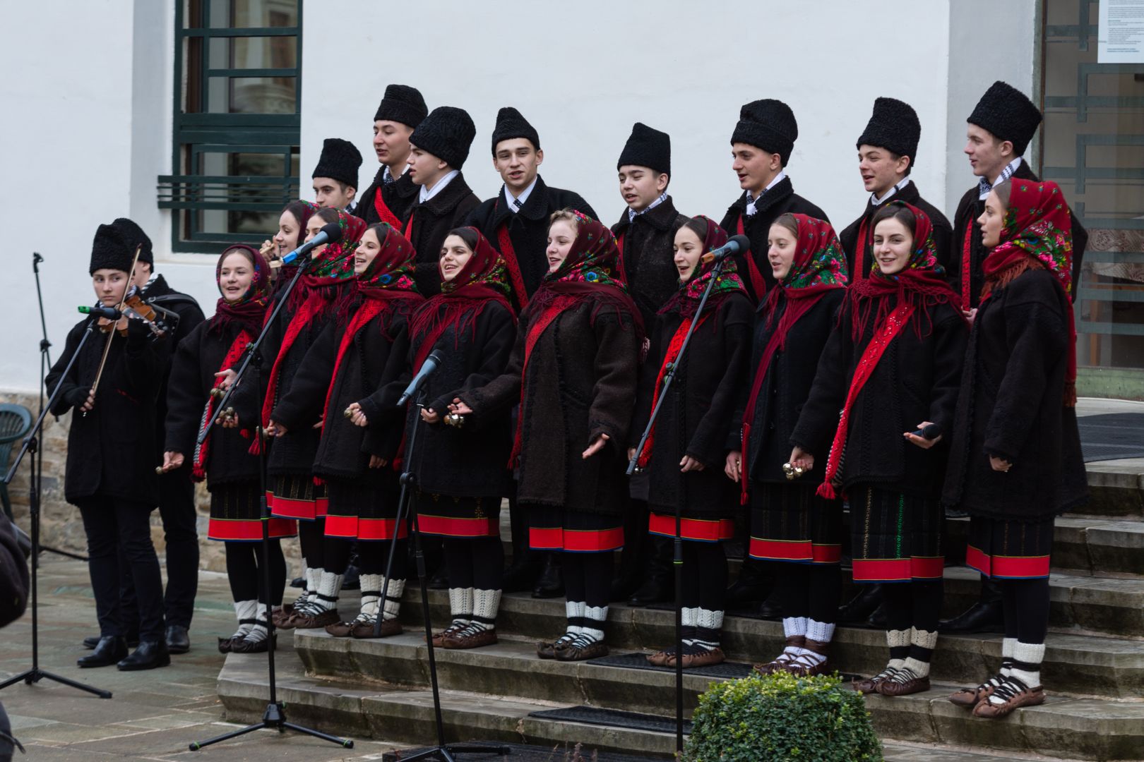 Slujire arhierească și concert de colinde în a treia zi de Crăciun la Mănăstirea Putna Slujire arhierească și concert de colinde în a treia zi de Crăciun la Mănăstirea Putna