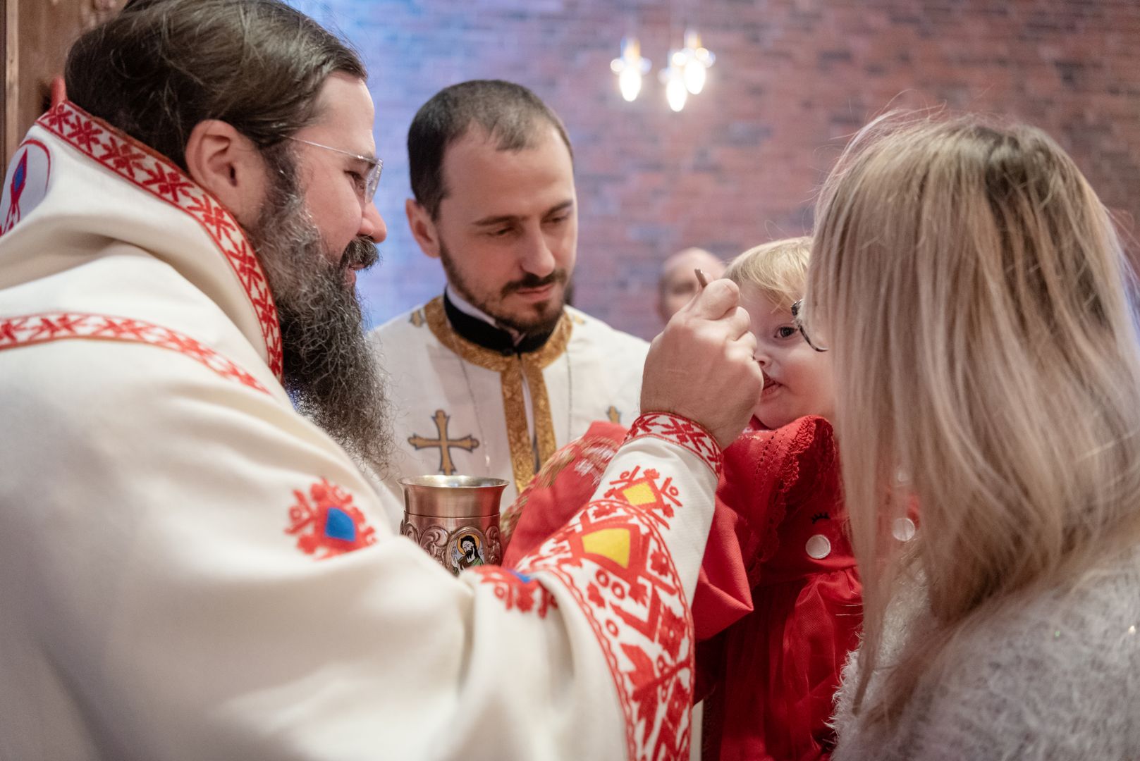 PS Macarie: „Nu vă lăsați gârboviți de telefoane și tablete! Ridicați privirea din ecran, din acest cer virtual care vă orbește sufletește!”