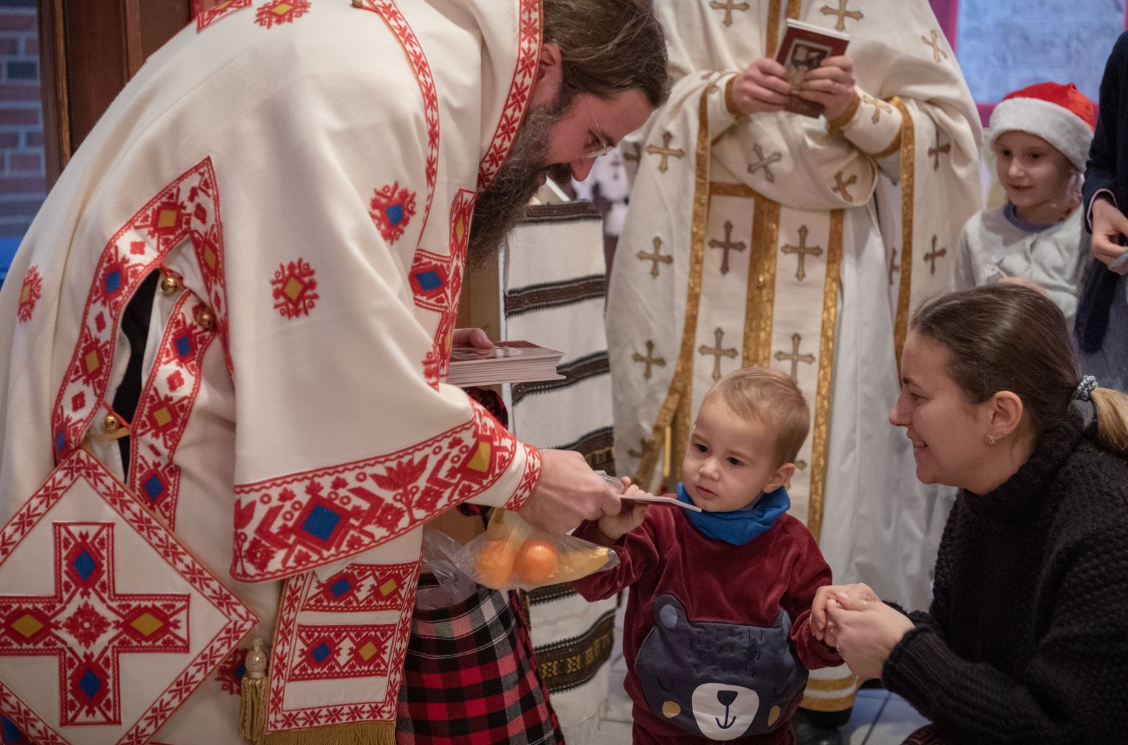 PS Macarie: „Nu vă lăsați gârboviți de telefoane și tablete! Ridicați privirea din ecran, din acest cer virtual care vă orbește sufletește!”