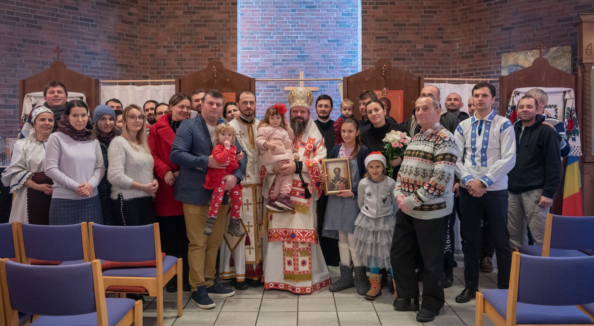 PS Macarie: „Nu vă lăsați gârboviți de telefoane și tablete! Ridicați privirea din ecran, din acest cer virtual care vă orbește sufletește!”