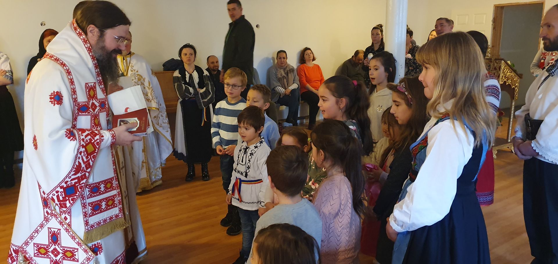 PS Macarie: „Nu vă lăsați gârboviți de telefoane și tablete! Ridicați privirea din ecran, din acest cer virtual care vă orbește sufletește!”