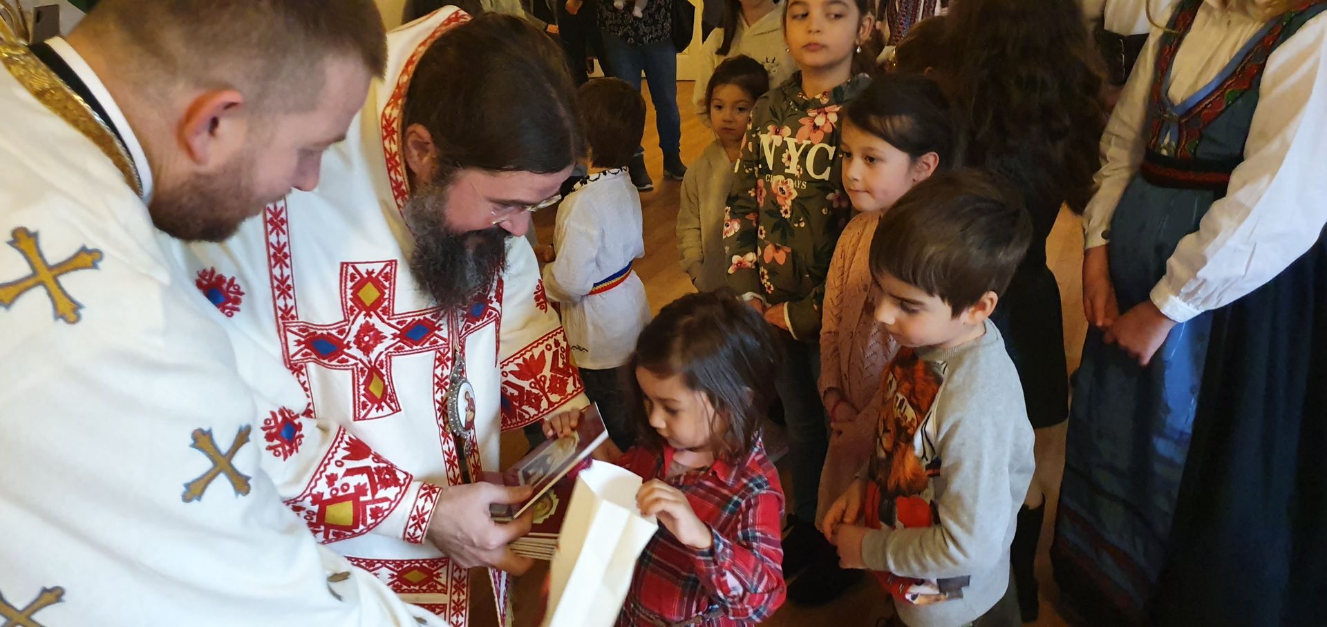 PS Macarie: „Nu vă lăsați gârboviți de telefoane și tablete! Ridicați privirea din ecran, din acest cer virtual care vă orbește sufletește!”