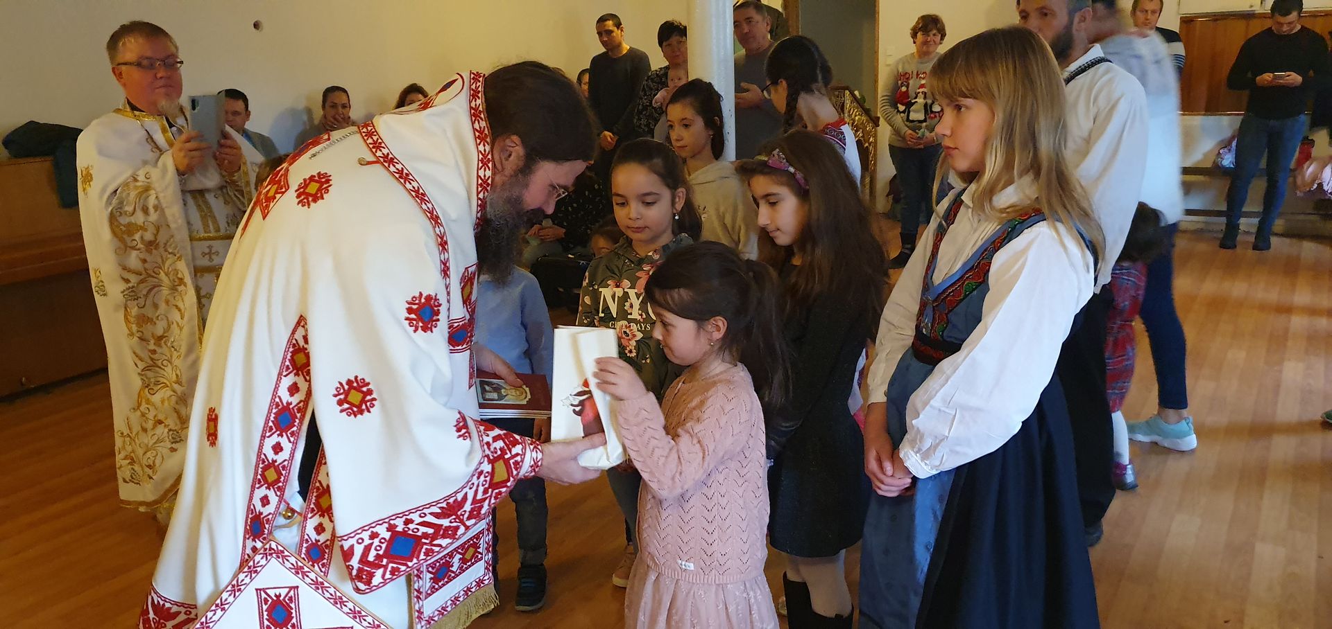 PS Macarie: „Nu vă lăsați gârboviți de telefoane și tablete! Ridicați privirea din ecran, din acest cer virtual care vă orbește sufletește!”