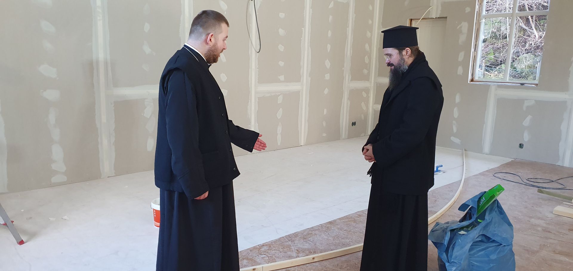 PS Macarie: „Nu vă lăsați gârboviți de telefoane și tablete! Ridicați privirea din ecran, din acest cer virtual care vă orbește sufletește!”