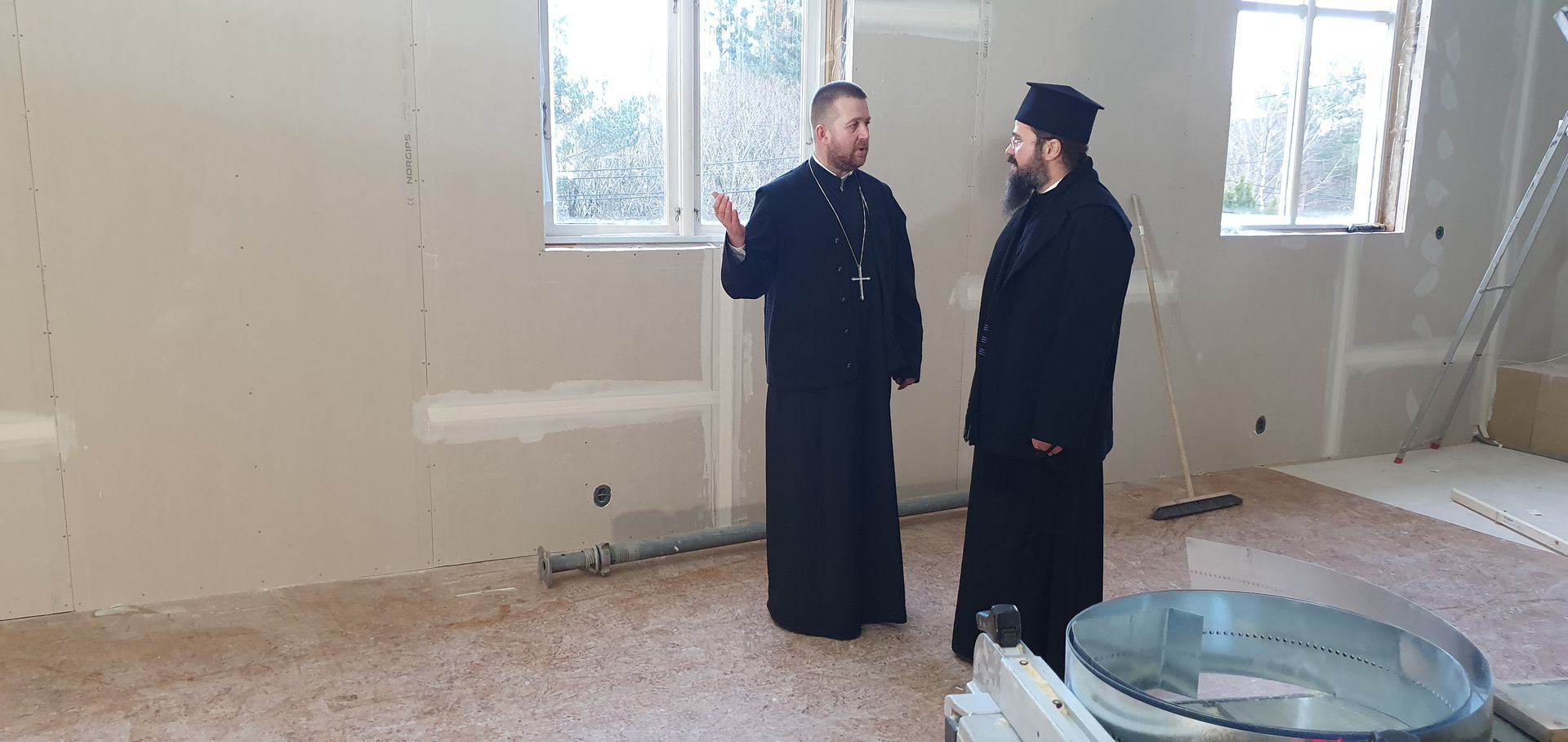 PS Macarie: „Nu vă lăsați gârboviți de telefoane și tablete! Ridicați privirea din ecran, din acest cer virtual care vă orbește sufletește!”