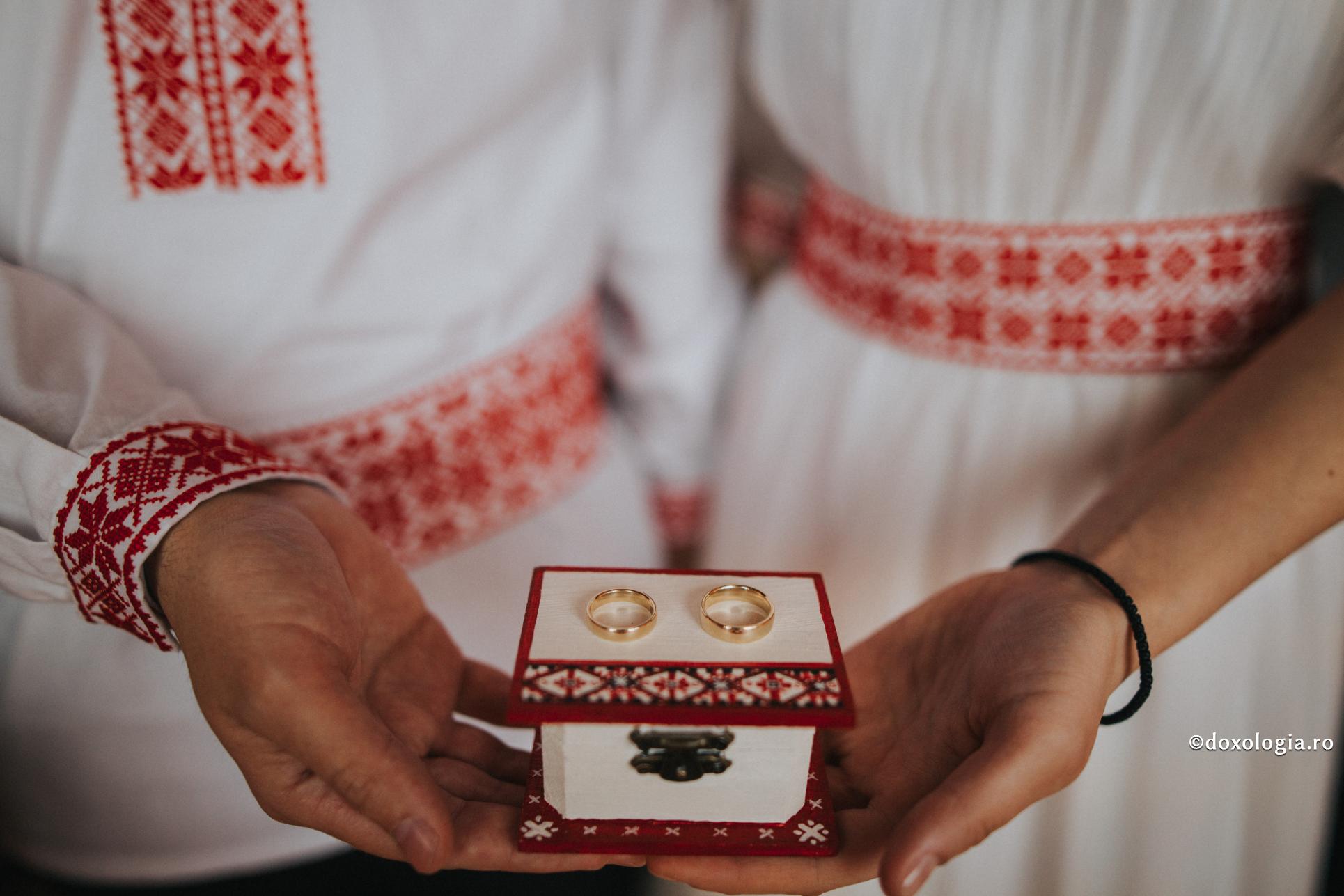 miri cu verighetele în mână