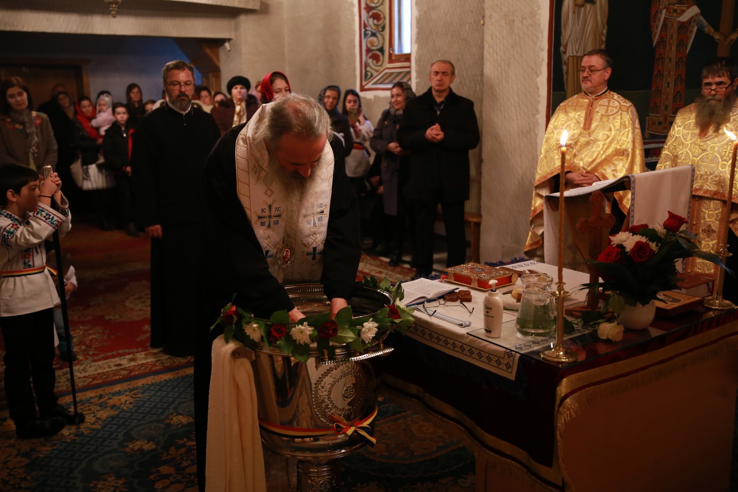 IPS Mitropolit Teofan a săvârșit Taina Botezului pentru pruncii Filoteia Smeu și Nectarie Bolohan