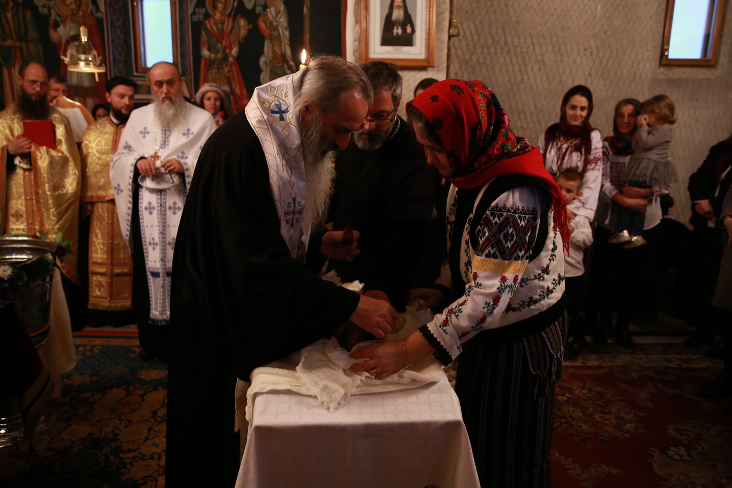 IPS Mitropolit Teofan a săvârșit Taina Botezului pentru pruncii Filoteia Smeu și Nectarie Bolohan