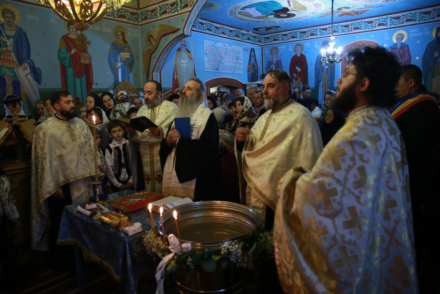 IPS Mitropolit Teofan a săvârșit Taina Botezului pentru pruncii Filoteia Smeu și Nectarie Bolohan