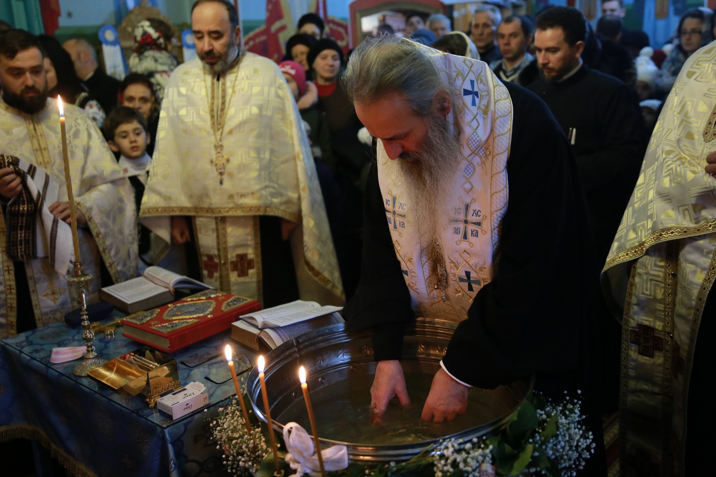 IPS Mitropolit Teofan a săvârșit Taina Botezului pentru pruncii Filoteia Smeu și Nectarie Bolohan