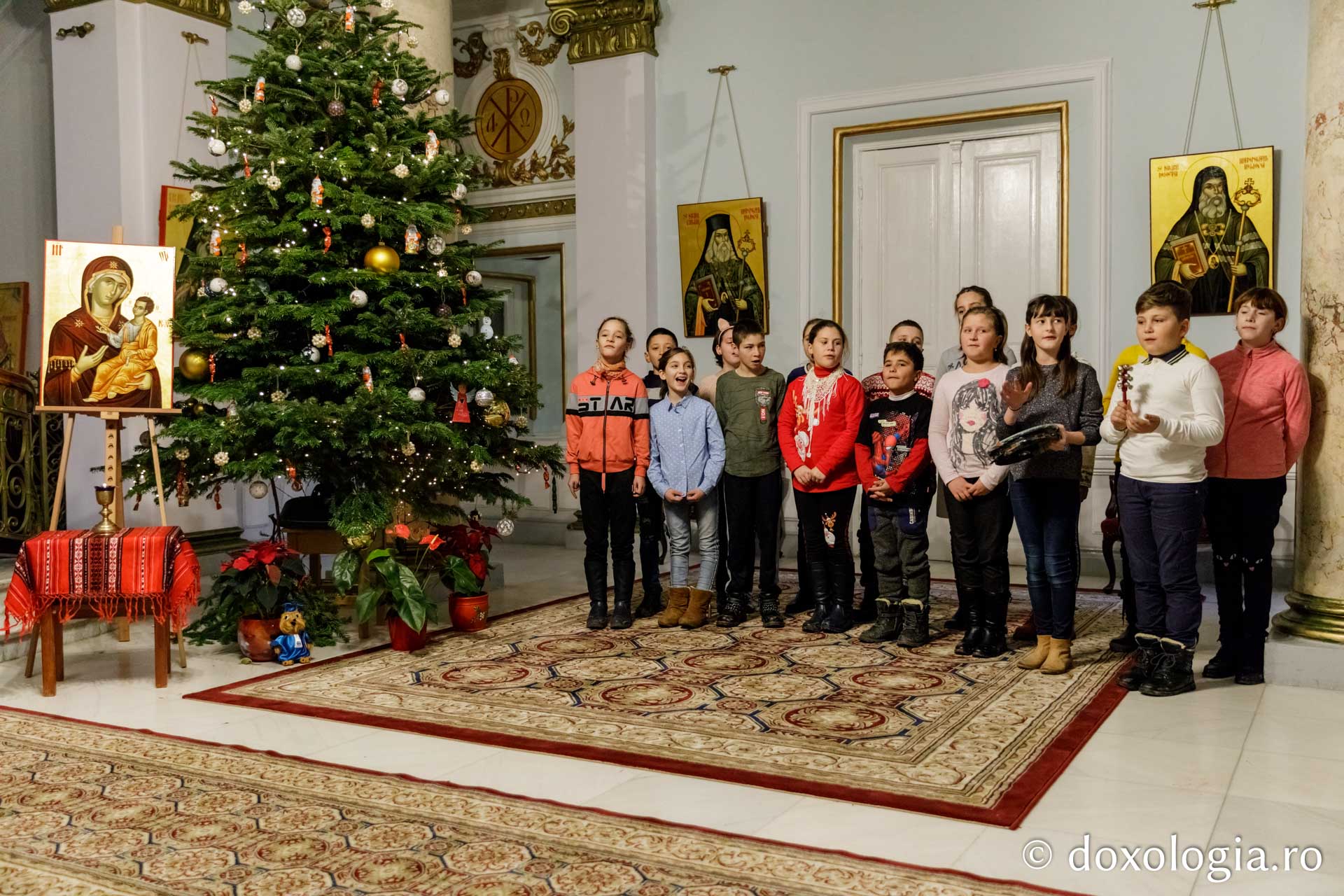 Școala Gimnazială „Petru Anghel” – Colindători la Reședința Mitropolitană 2019