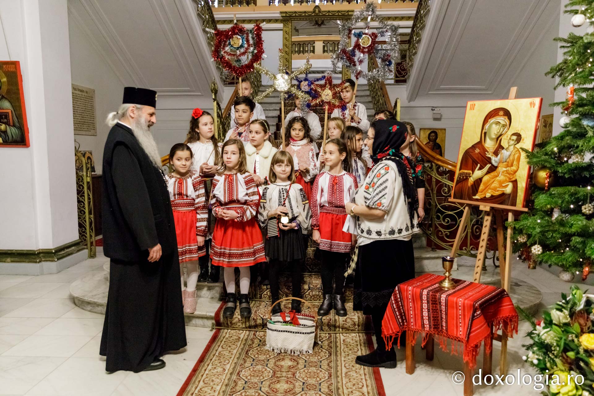 Şcoala Gimnazială „B.P. Haşdeu” Iaşi – Colindători la Reședința Mitropolitană 2019