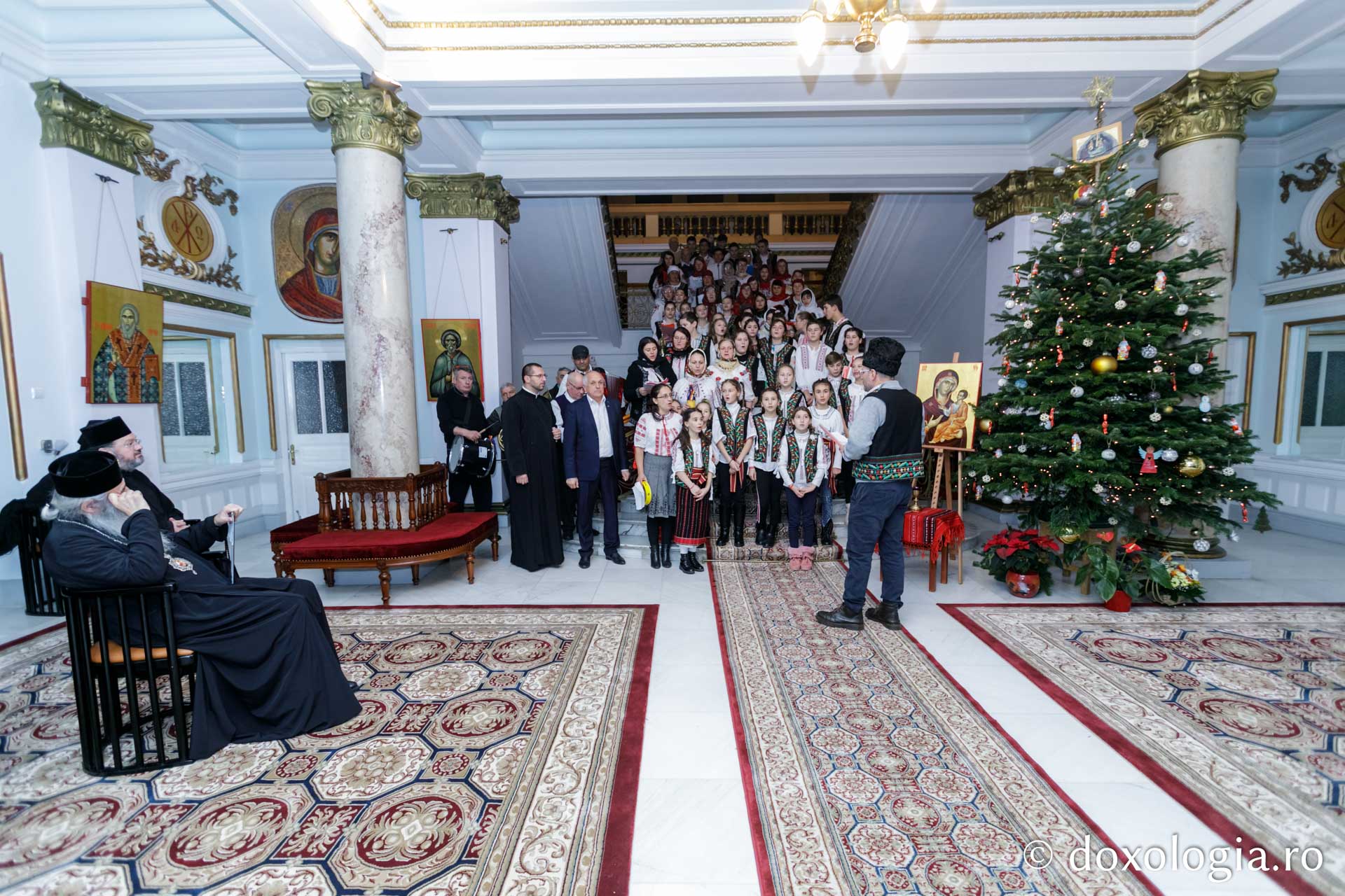 Parohia Cozmești – Colindători la Reședința Mitropolitană 2019