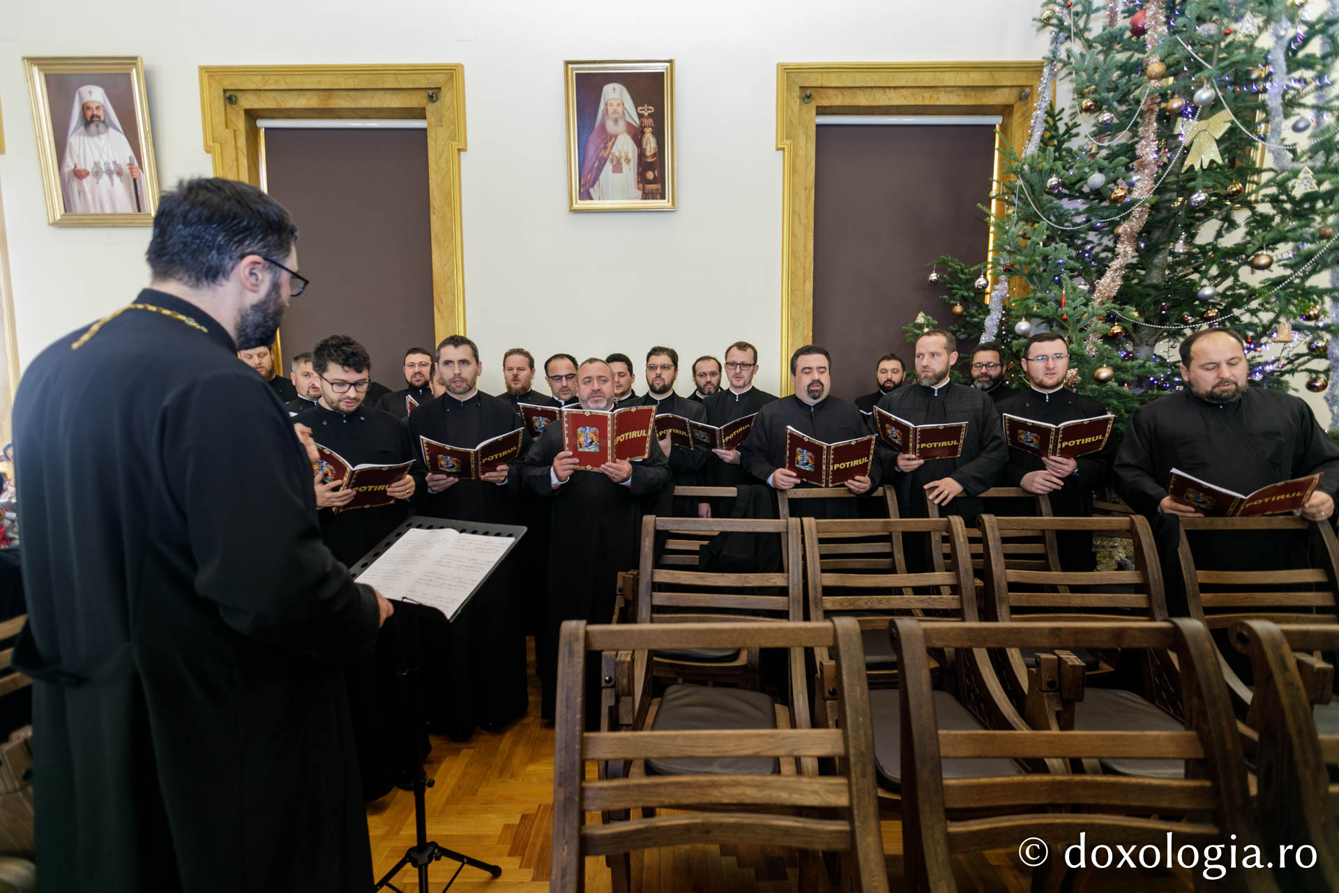 Corul „Potirul” al protopopiatului Hârlău – Colindători la Reședința Mitropolitană 2019