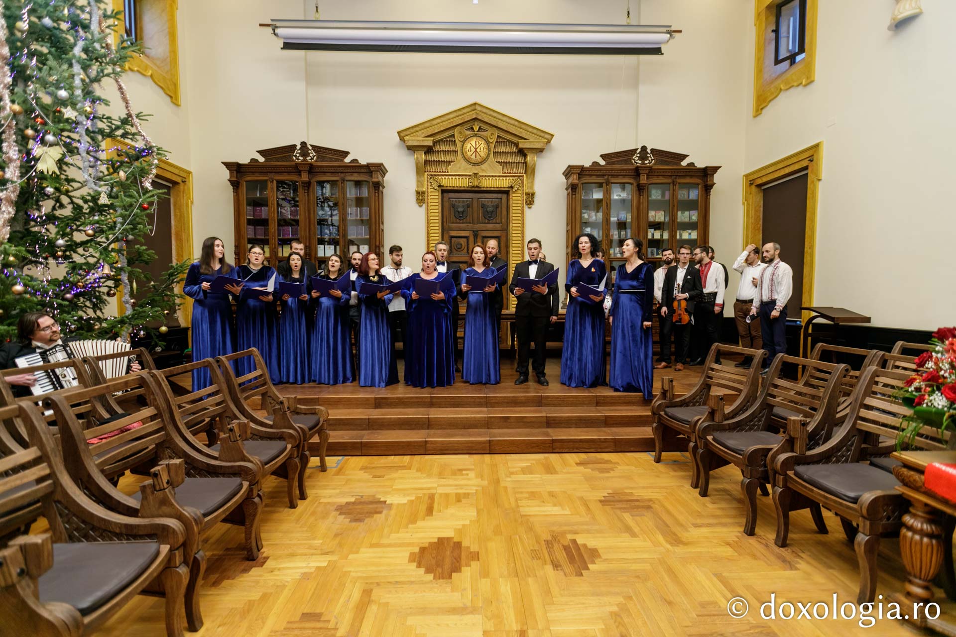 Parohia „Sfântul Nectarie” din Iaşi – Colindători la Reședința Mitropolitană 2019