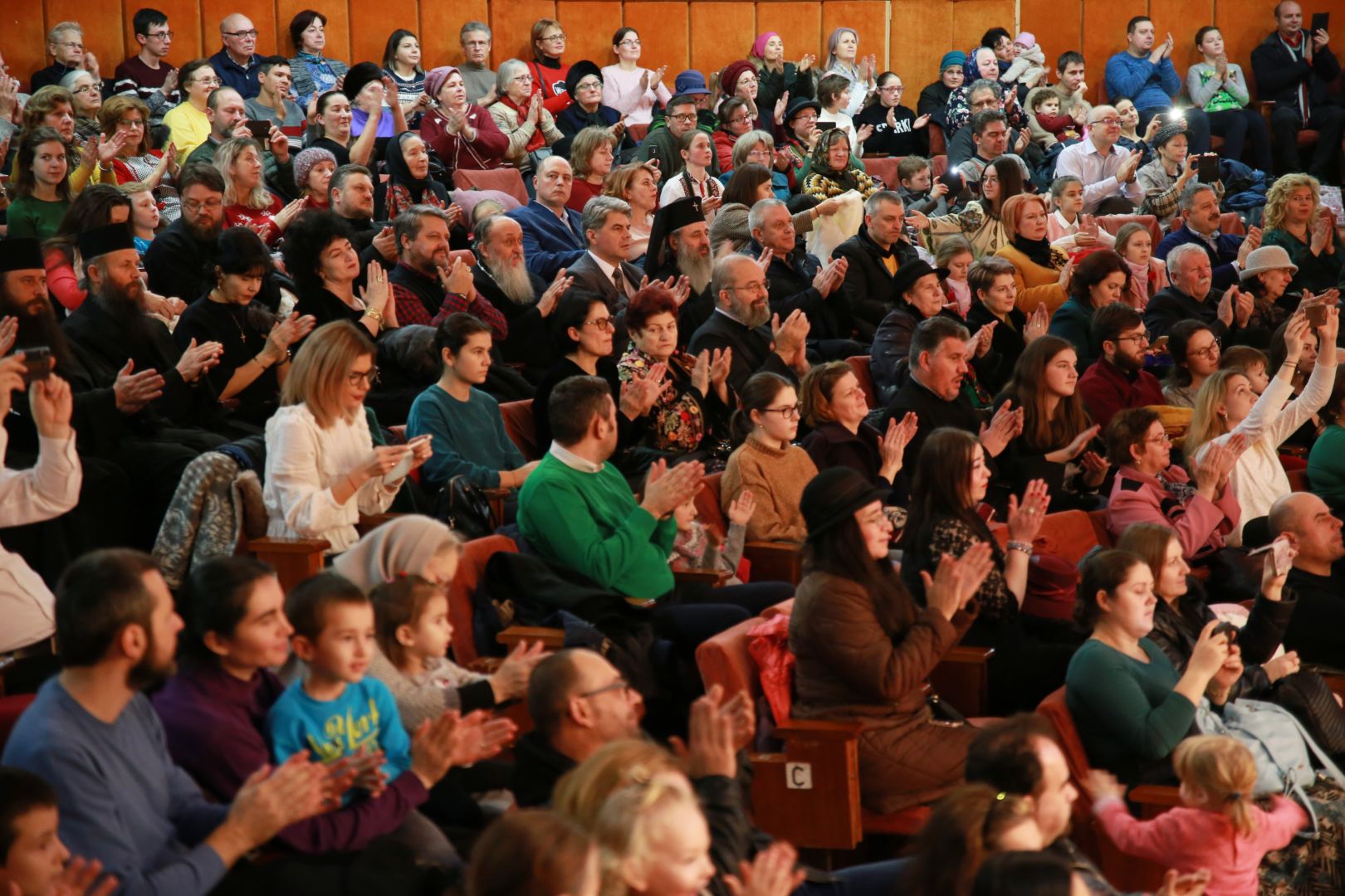 Părintele Mitropolit Teofan prezent la Concertul „Bucuria Nașterii Domnului” din Botoșani