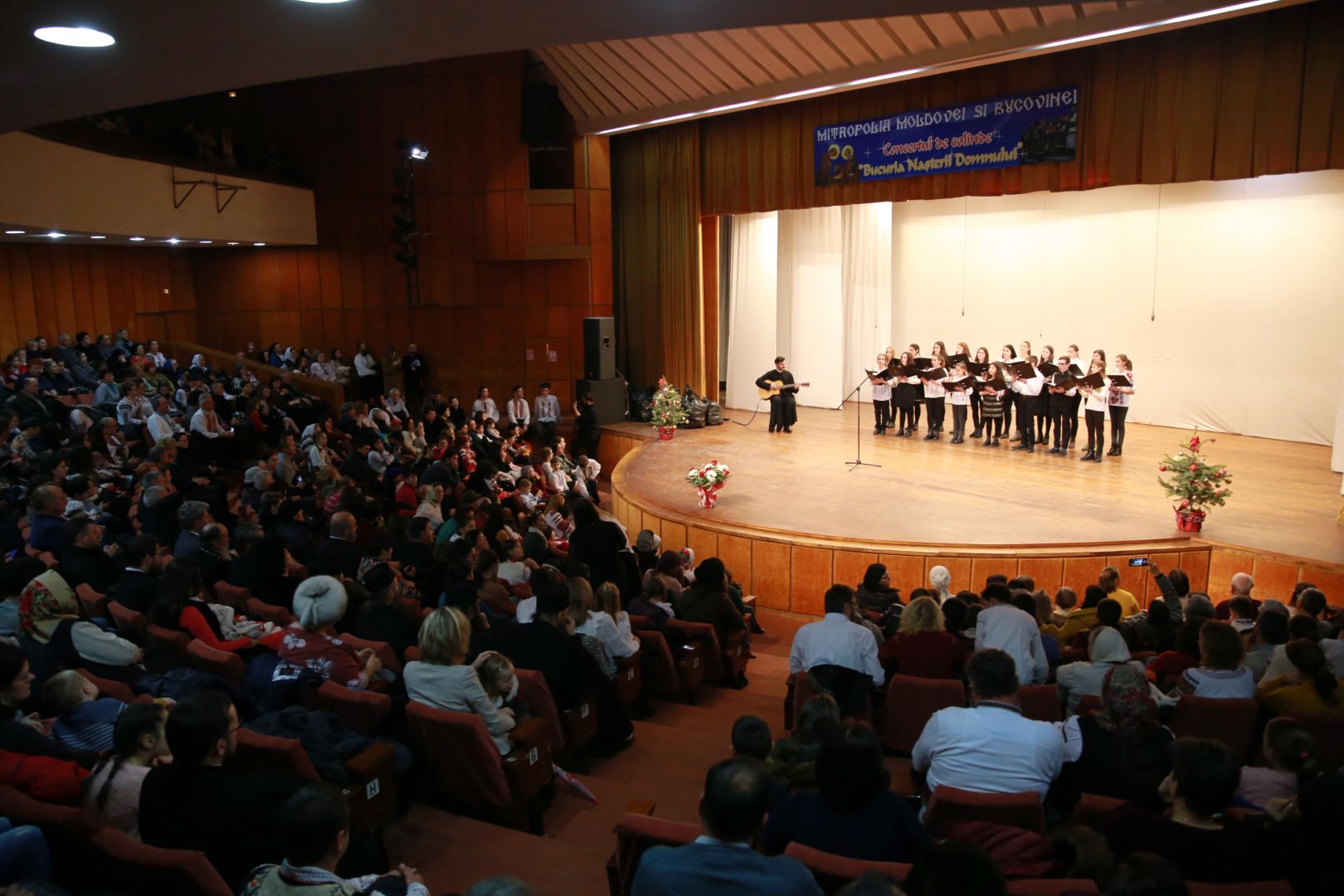 Părintele Mitropolit Teofan prezent la Concertul „Bucuria Nașterii Domnului” din Botoșani