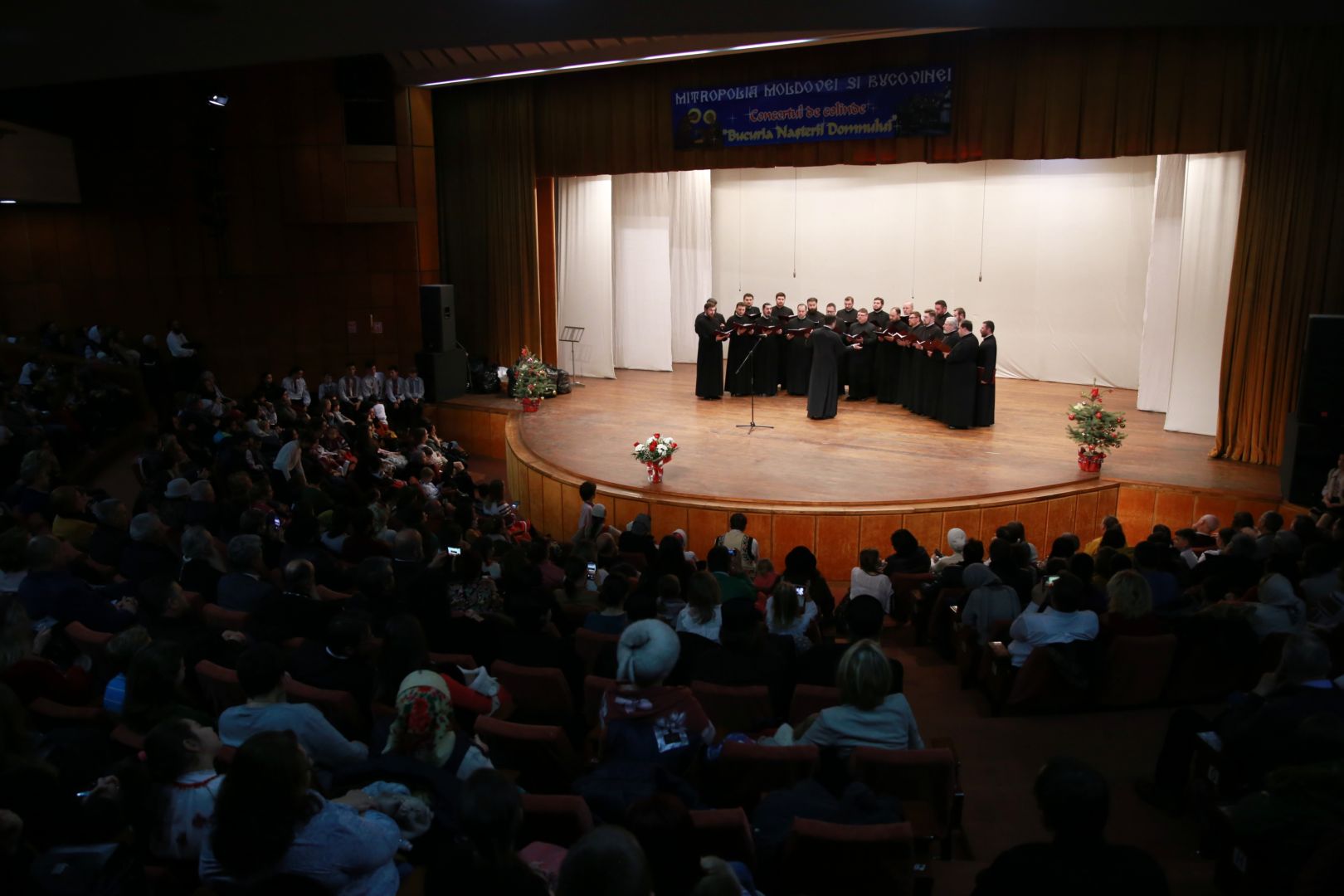 Părintele Mitropolit Teofan prezent la Concertul „Bucuria Nașterii Domnului” din Botoșani
